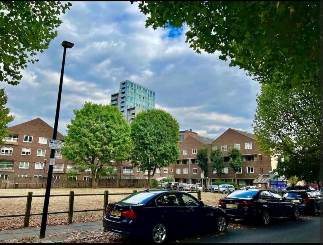 Lovely 2Br Suite In Bow, E3 Λονδίνο Εξωτερικό φωτογραφία